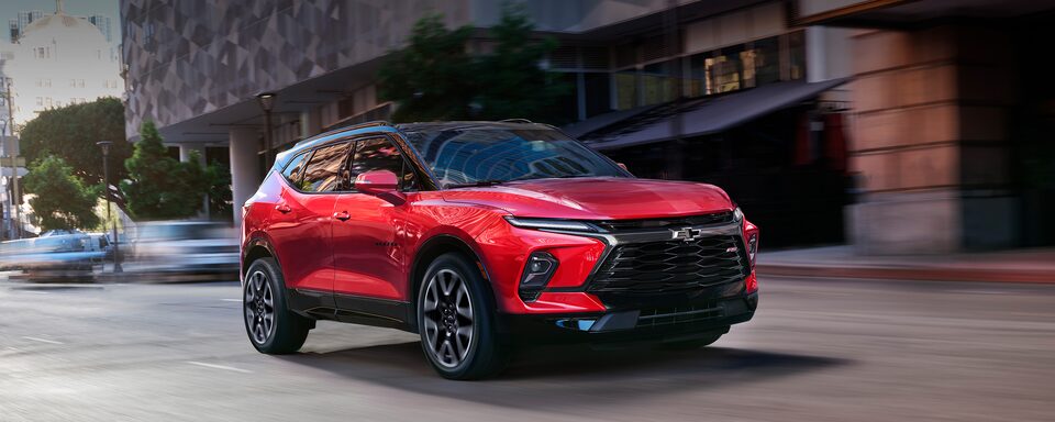 Chevrolet Blazer 2023, camioneta mediana con faros intellibeam, nuevo diseño de parrilla y rines en aluminio de 20 pulgadas.